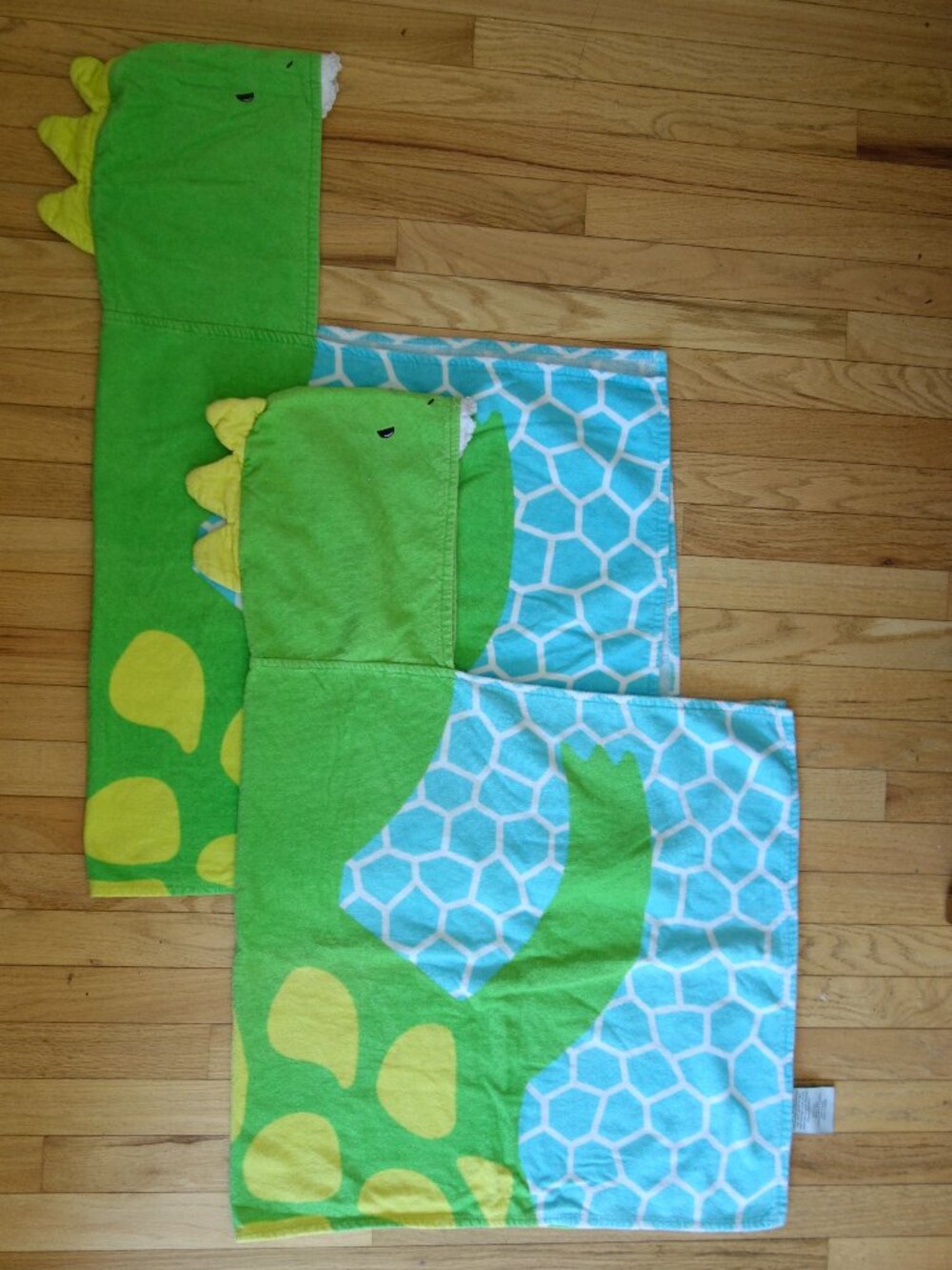 Two YOUR ZONE – Kids Hooded Dinosaur Hooded Bath Beach Pool Towels